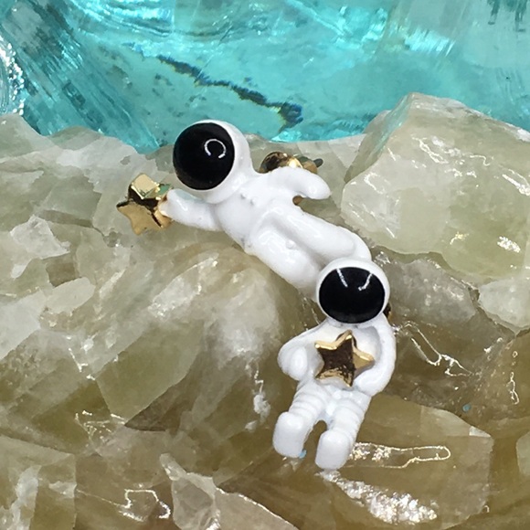 Astronaut Earrings - Picture 7 of 8